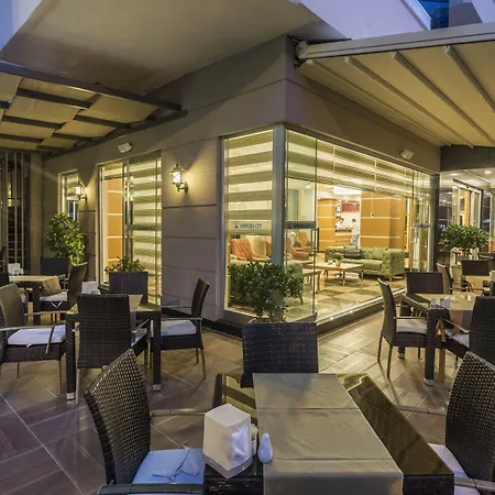 洛尼塞拉城市酒店 3* 阿拉尼亚